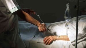 Lekár „eutanázuje“ ženu s vankúšom v štáte EÚ – médiá
