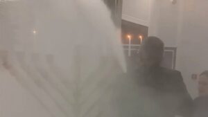 Poľský poslanec berie ku chanukovým sviečkam hasiaci prístroj (VIDEO)