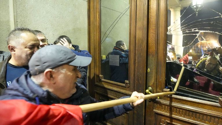 Prozápadní demonštranti zaútočili na belehradskú radnicu Prozápadní demonštranti zaútočili na belehradskú radnicu