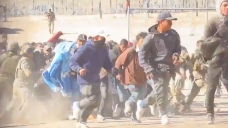 Migranti prelomili bezpečnostnú bariéru na hraniciach s USA (VIDEO) Migranti prelomili bezpečnostnú bariéru na hraniciach s USA (VIDEO)