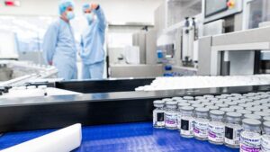 AstraZeneca pripúšťa, že vakcína Covid môže spôsobiť potenciálne smrteľné vedľajšie účinky