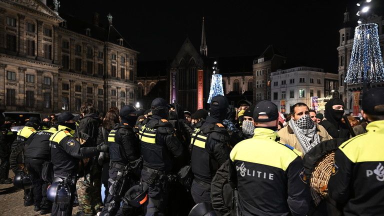 Propalestínski demonštranti sa v Amsterdame stretli s políciou Propalestínski demonštranti sa v Amsterdame stretli s políciou