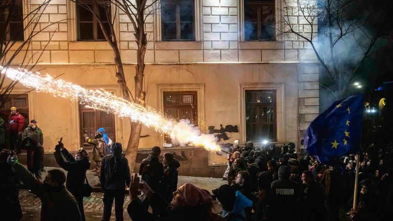 Kremeľ prirovnáva protesty v Gruzínsku k prevratu na Majdane Kremeľ prirovnáva protesty v Gruzínsku k prevratu na Majdane