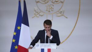Ukrajina by mala byť „realistická“ – Macron