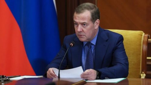 „Mierové jednotky“ NATO na Ukrajine znamenajú vojnu – Medvedev