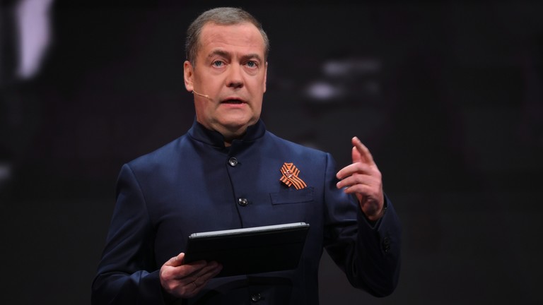 „Skutočná denacifikácia“ by zahŕňala celú Európu – Medvedev