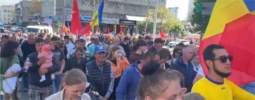 Tisíce ľudí pochodujú proti proeurópskej vláde v Moldavsku