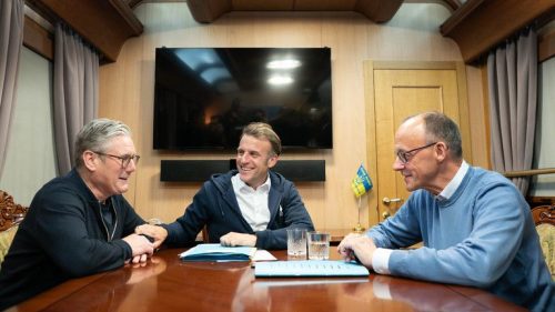 Moskva tvrdí, že úsilie západnej Európy je „úplným fiaskom“- na druhej strane Trump spieva a Zelensky tancuje