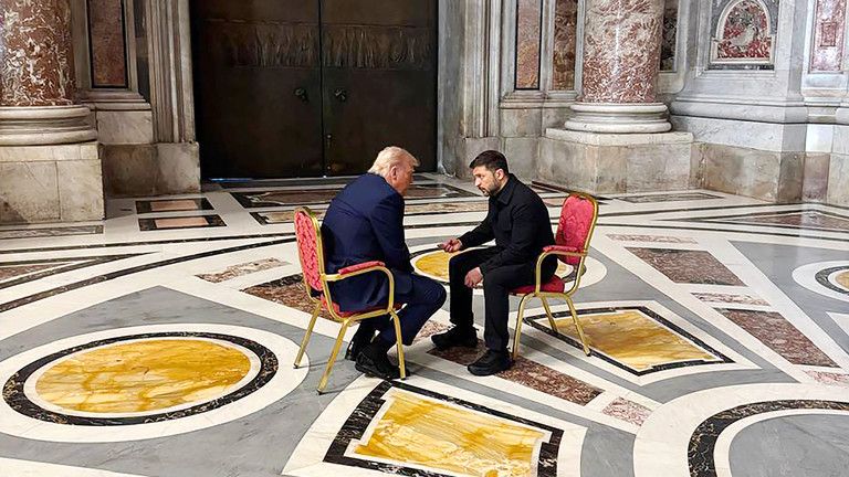 Zelensky “prosíkal” Trumpa vo Vatikáne – The Economist