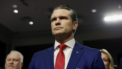 Šéf Pentagonu sa zbavuje vedúcich predstaviteľov