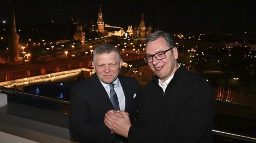 Srbský prezident Vučič a slovenský prezident Fico zdieľajú dojímavé VIDEO z Moskvy