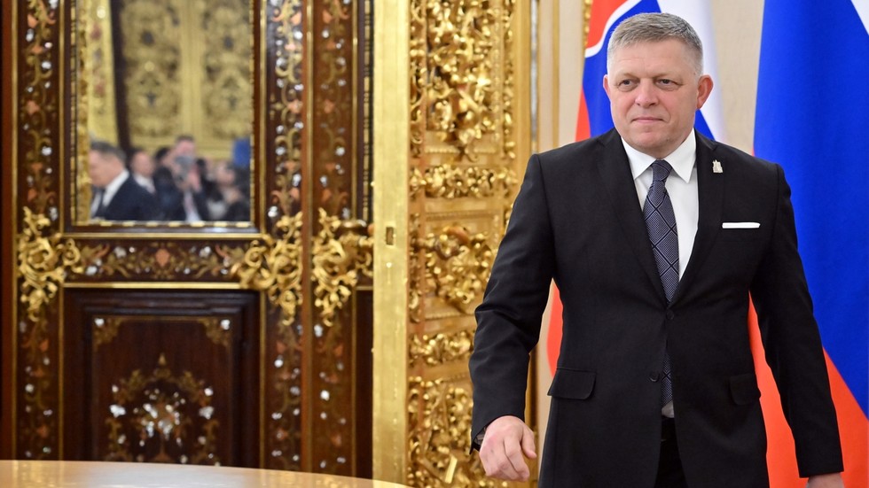 Robert Fico sľúbil Putinovi právo veta Robert Fico sľúbil Putinovi právo veta