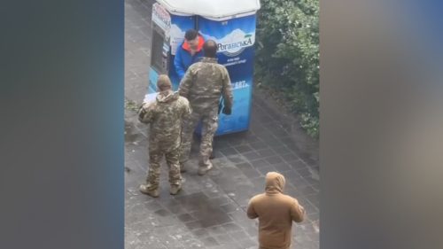 Ukrajinský náborár bol natočený pri bití potenciálneho odvedeného branca (VIDEO)