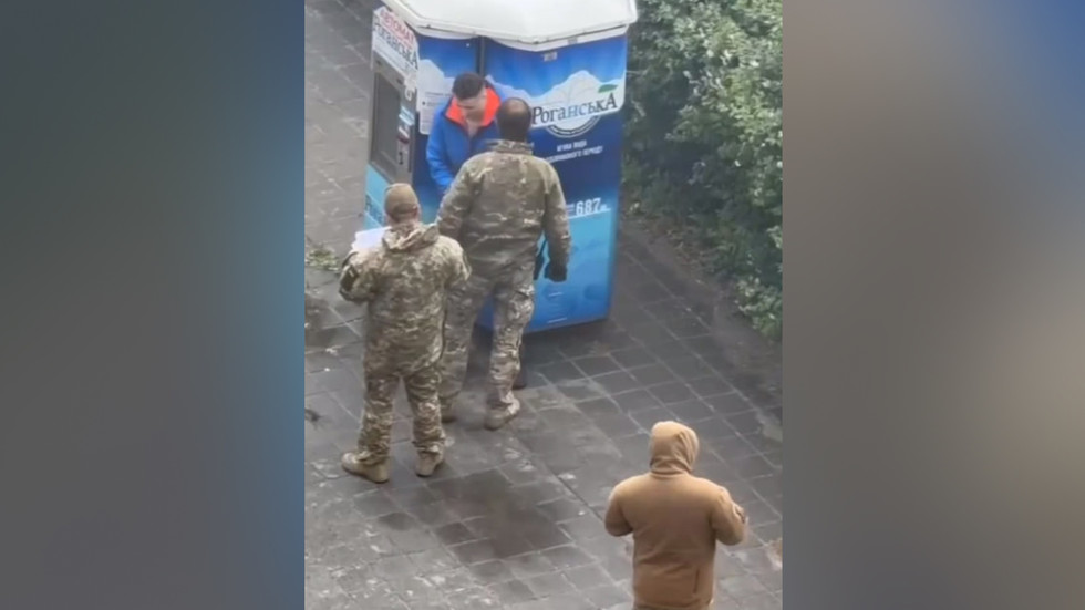 Ukrajinský náborár bol natočený pri bití potenciálneho odvedeného branca (VIDEO) Ukrajinský náborár bol natočený pri bití potenciálneho odvedeného branca (VIDEO)