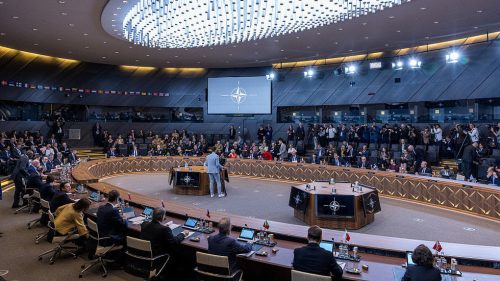 Tlak na militarizáciu NATO sa pred summitom zvyšuje – Bloomberg