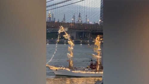 Obrovská plachetnica sa v New Yorku zrazila s Brooklynským mostom pri dramatickej nehode zachytenej na kameru