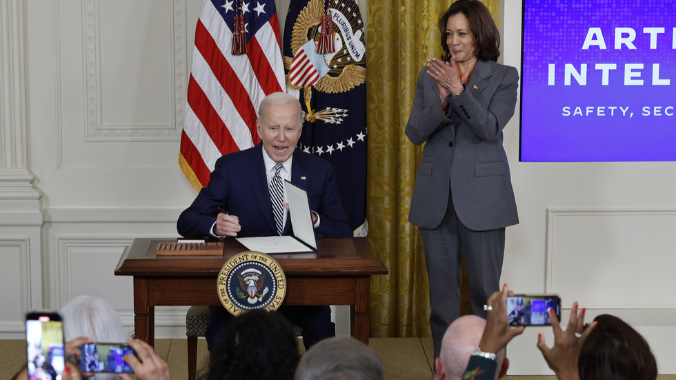 Trump obvinil Bidenových poradcov zo zrady