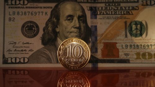 Rubeľ posilnil voči americkému doláru na dvojročné maximum