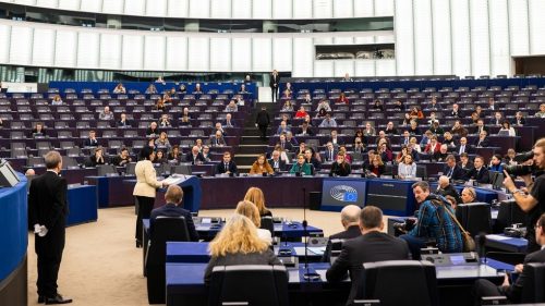 Poslanci Európskeho parlamentu vyzývajú Brusel, aby znížil financovanie Budapešti