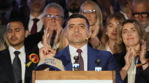Rumunský prezidentský kandidát vyzýva na protesty bez „krvavého kúpeľa“ v ukrajinskom štýle