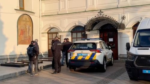 Ukrajinská polícia vtrhla do ikonického pravoslávneho jaskynného kláštora