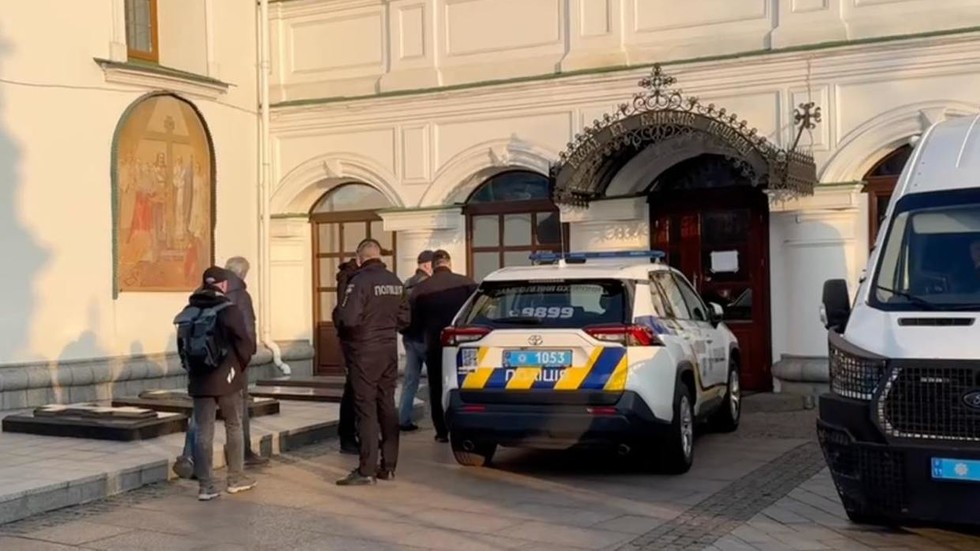 Ukrajinská polícia vtrhla do ikonického pravoslávneho jaskynného kláštora Ukrajinská polícia vtrhla do ikonického pravoslávneho jaskynného kláštora