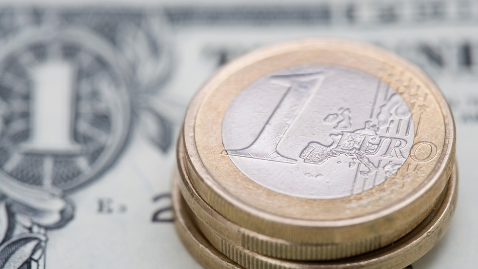 Euro by mohlo zosadiť americký dolár z trónu, tvrdí ECB Euro by mohlo zosadiť americký dolár z trónu, tvrdí ECB