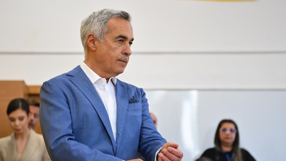Bývalý rumunský prezidentský kandidát, ktorému bola zakázaná kandidatúra, odchádza z politiky. Bývalý rumunský prezidentský kandidát, ktorému bola zakázaná kandidatúra, odchádza z politiky.