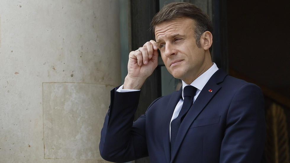 Macron dostal facku viacerými spôsobmi Macron dostal facku viacerými spôsobmi