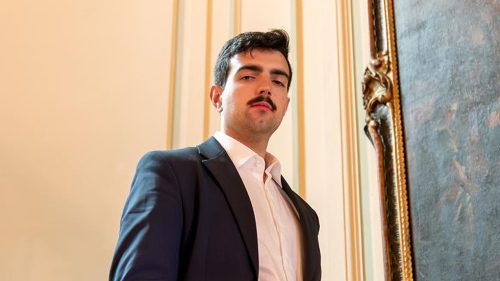 Nacionalistický politický aktivista EÚ tvrdí, že mu bol zablokovaný bankový účet