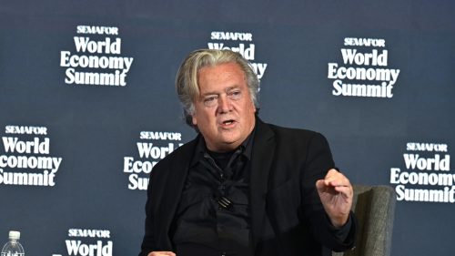Bývalý Trumpov poradca žiada zabavenie pasu amerického senátora