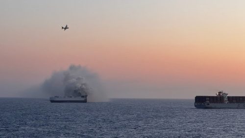 Loď s 3 000 autami vzplanula v Tichom oceáne (FOTO)