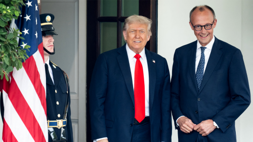 Trump zvažuje „veľmi prísny“ návrh zákona o sankciách voči Rusku, zatiaľ čo nemecký kancelár sa snaží vyvíjať väčší tlak na Putina