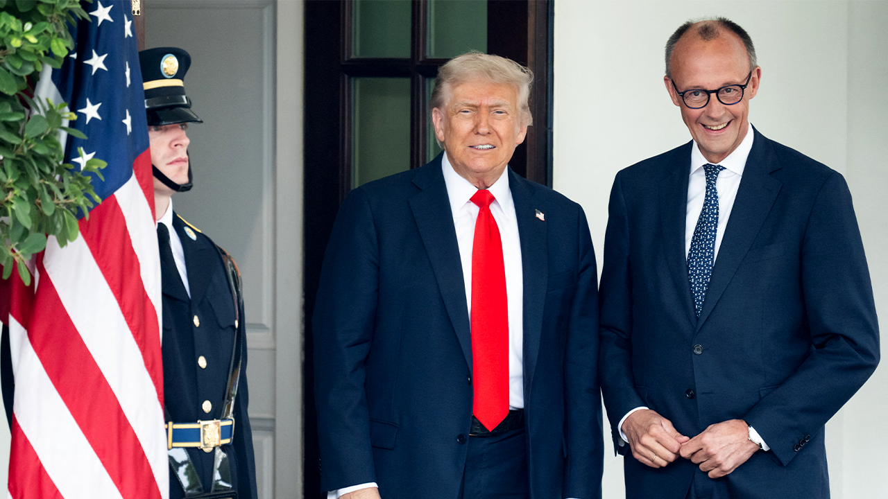 Trump zvažuje „veľmi prísny“ návrh zákona o sankciách voči Rusku, zatiaľ čo nemecký kancelár sa snaží vyvíjať väčší tlak na Putina