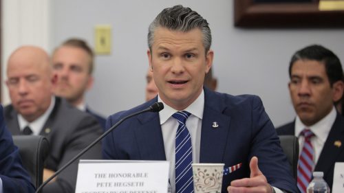 USA ukončujú pomoc Ukrajine, vyhlásil minister obrany