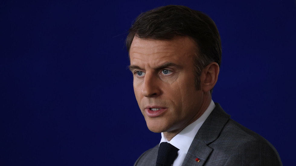Macron hrozí zákazom sociálnych médií pre maloletých