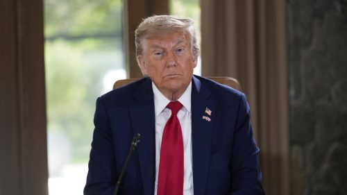 Trump varuje „všetkých“, aby utiekli z Teheránu