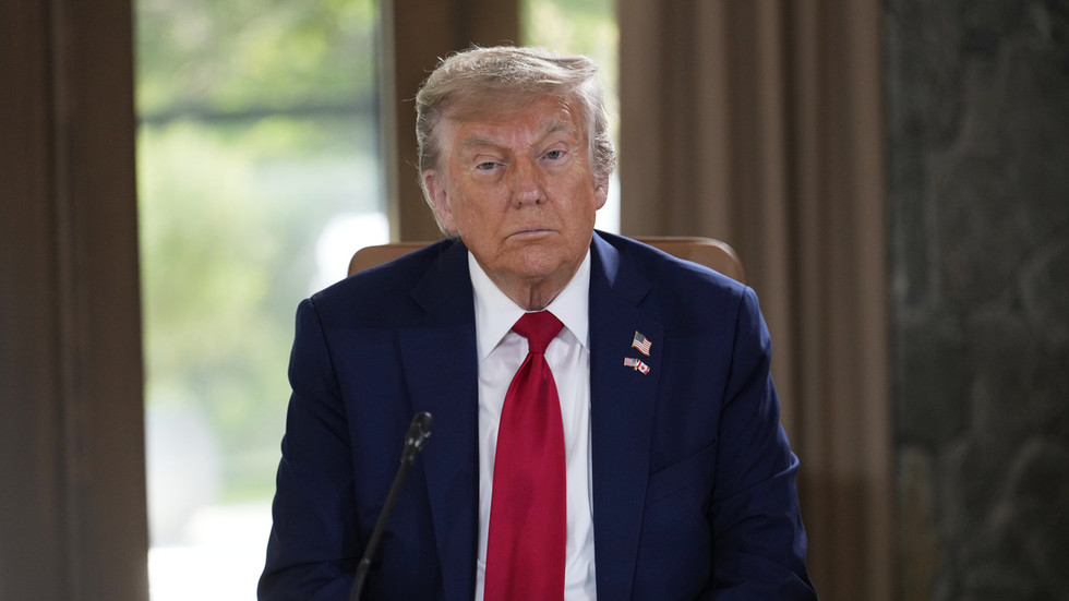 Trump varuje „všetkých“, aby utiekli z Teheránu
