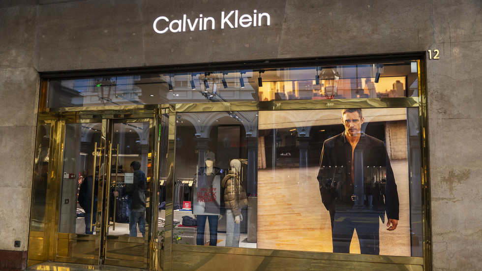 Calvin Klein podal žiadosť o obnovenie ochrannej známky v Rusku