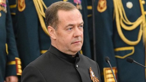 „Špúľajúce suky v Bruseli sú priamou hrozbou pre Rusko,“ povedal Medvedev.