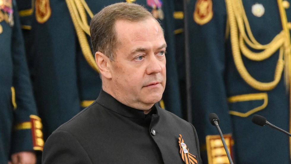 „Špúľajúce suky v Bruseli sú priamou hrozbou pre Rusko,“ povedal Medvedev. „Špúľajúce suky v Bruseli sú priamou hrozbou pre Rusko,“ povedal Medvedev.
