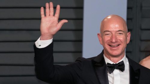 Bezos sa snaží zarobiť na hádke medzi Muskom a Trumpom – WSJ