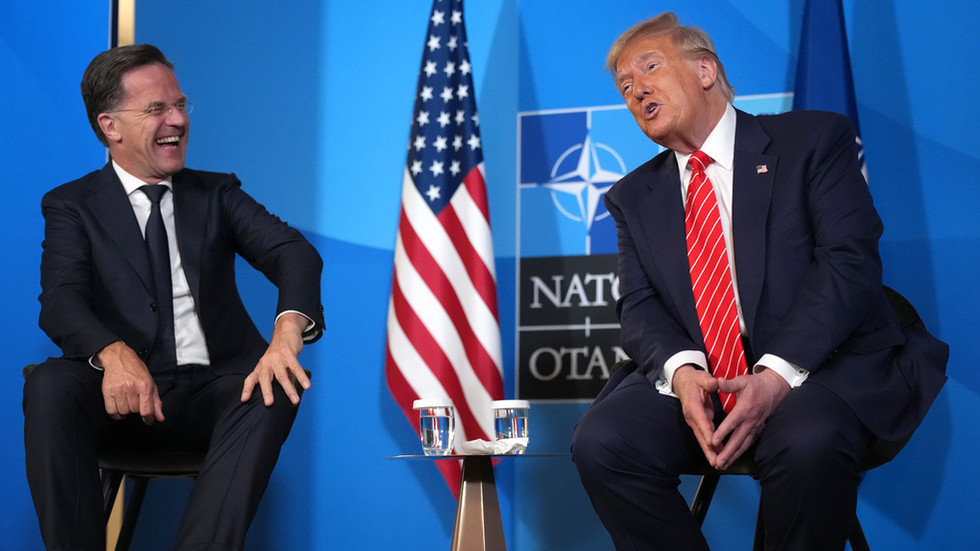 Úradníci EÚ sú v rozpakoch z toho, že šéf NATO sa Trumpovi „podlizoval“ – Politico