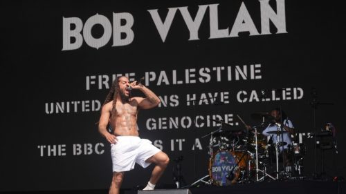 Britská polícia vyšetruje pokriky „smrť IDF“ na hudobnom festivale v Glastonbury (VIDEO)