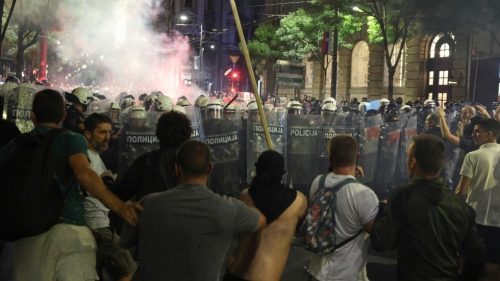 Predseda srbského parlamentu vyzval demonštrantov v Belehrade na občiansku vojnu