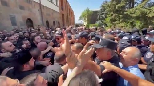 Významný arménsky duchovný zatknutý pre obvinenia z prevratu: Ako sa to stalo