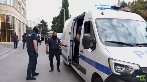 Súd v Baku odsúdil ruských novinárov do väzenia
