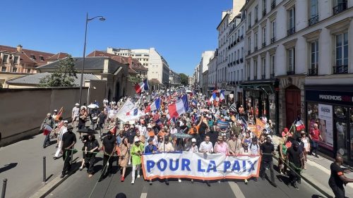 Protest v Paríži požaduje ukončenie francúzskej vojenskej pomoci Ukrajine (VIDEÁ)