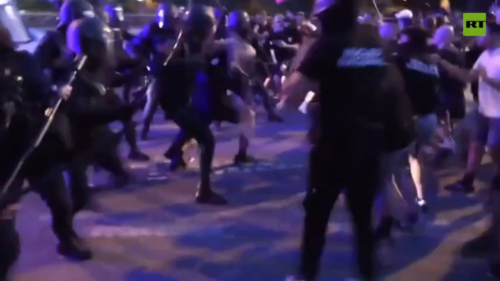 V členskom štáte EÚ sa rozhoreli protesty proti migrantom (VIDEÁ)