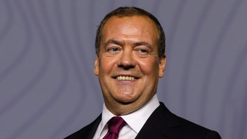 Šéf NATO „o lysohlávkach“, povedal Medvedev